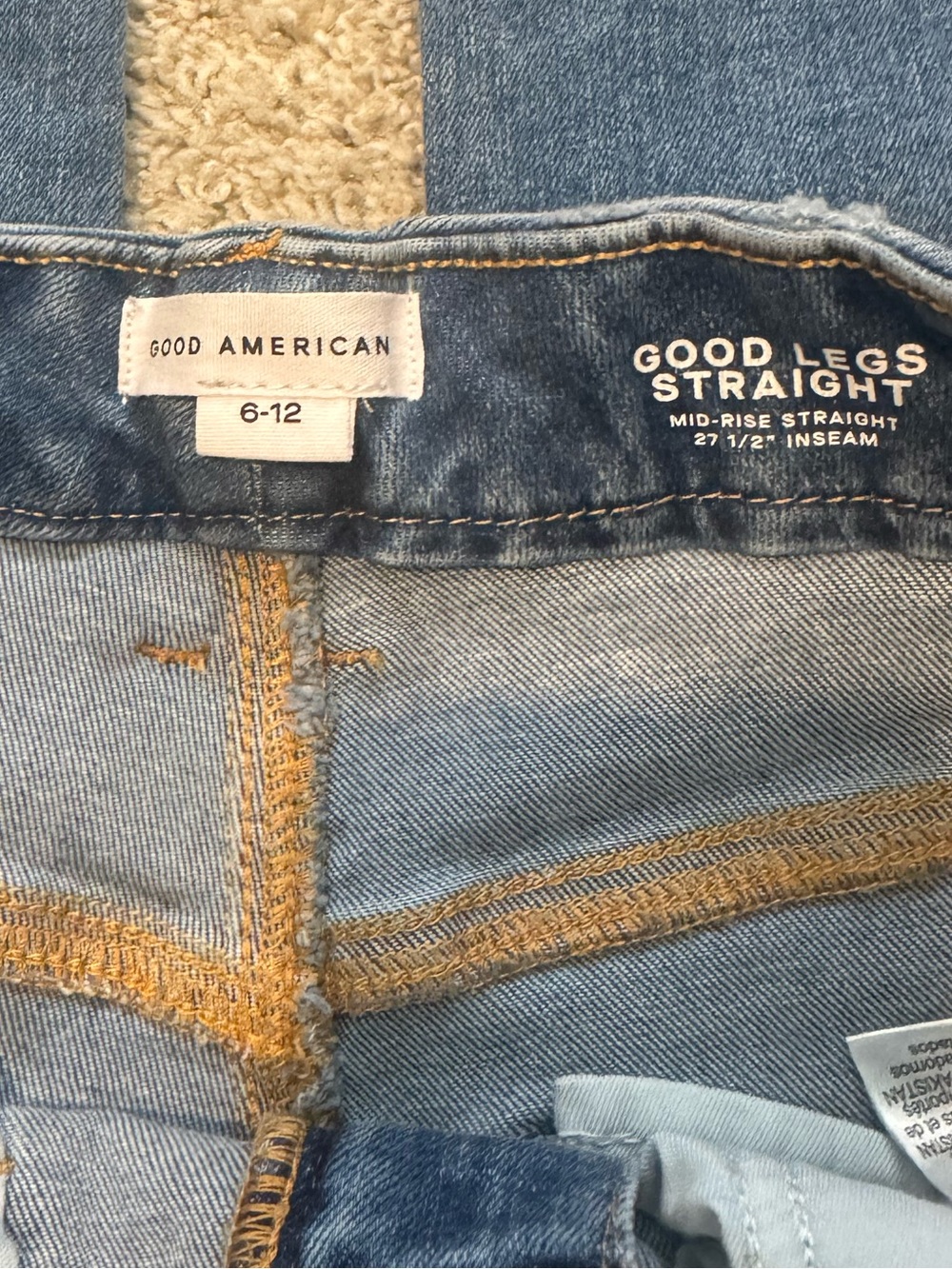 Good American Straight Leg Jeans in Blue Wash - Picture 4 of 5